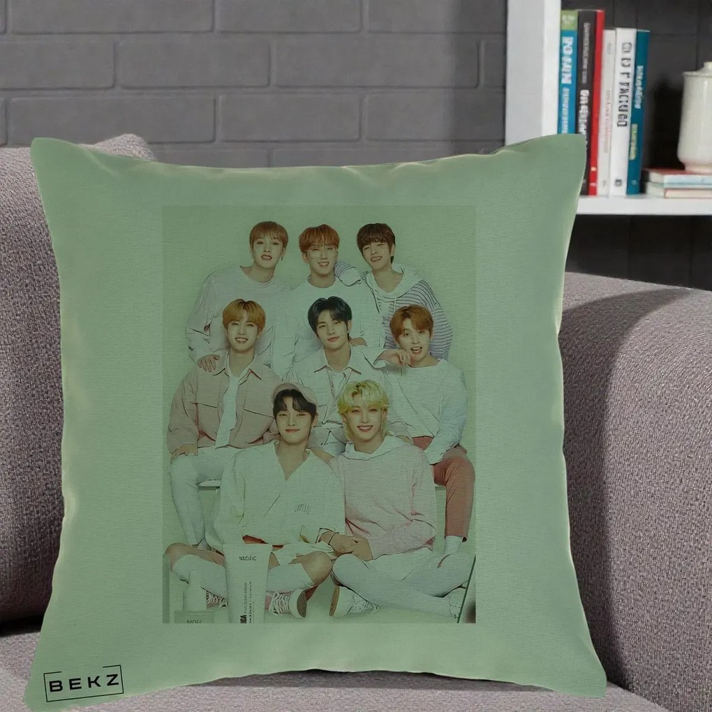 Perna Personalizata K-pop Stray Kids Foto Grup Pastel Roz-Alb cu 8 Membrii, 40x40 cm, Verde, Husa Detasabila, Perna Inclusa, BEKZ®