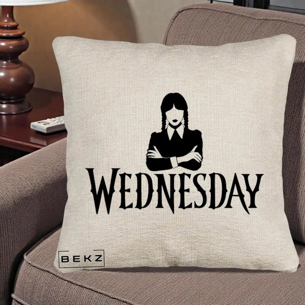 Perna Personalizata Wednesday Addams cu Brate Incrucisate, 40x40 cm, Bej Canapea, Husa Detasabila, Perna Inclusa, BEKZ®