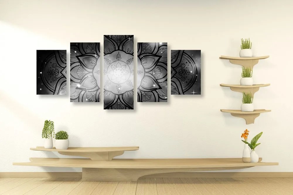 Tablou 5-piese Mandala cu un fundal de galaxie în design alb-negru