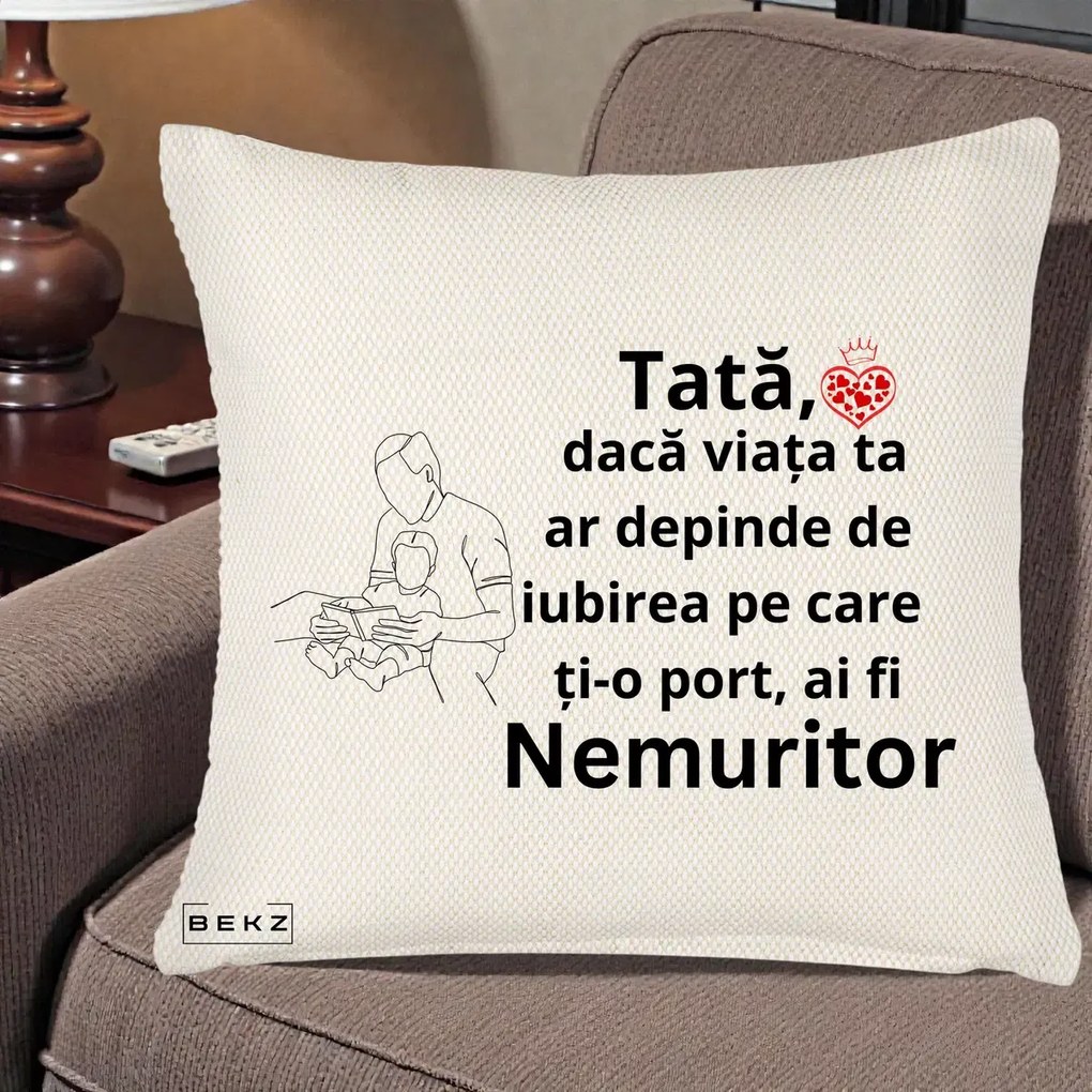 Cadou pentru Tata - Perna Personalizata Tata Nemuritor Lectura, 40x40 cm, Crem Reliefat, Husa Detasabila, Perna Inclusa, BEKZ®