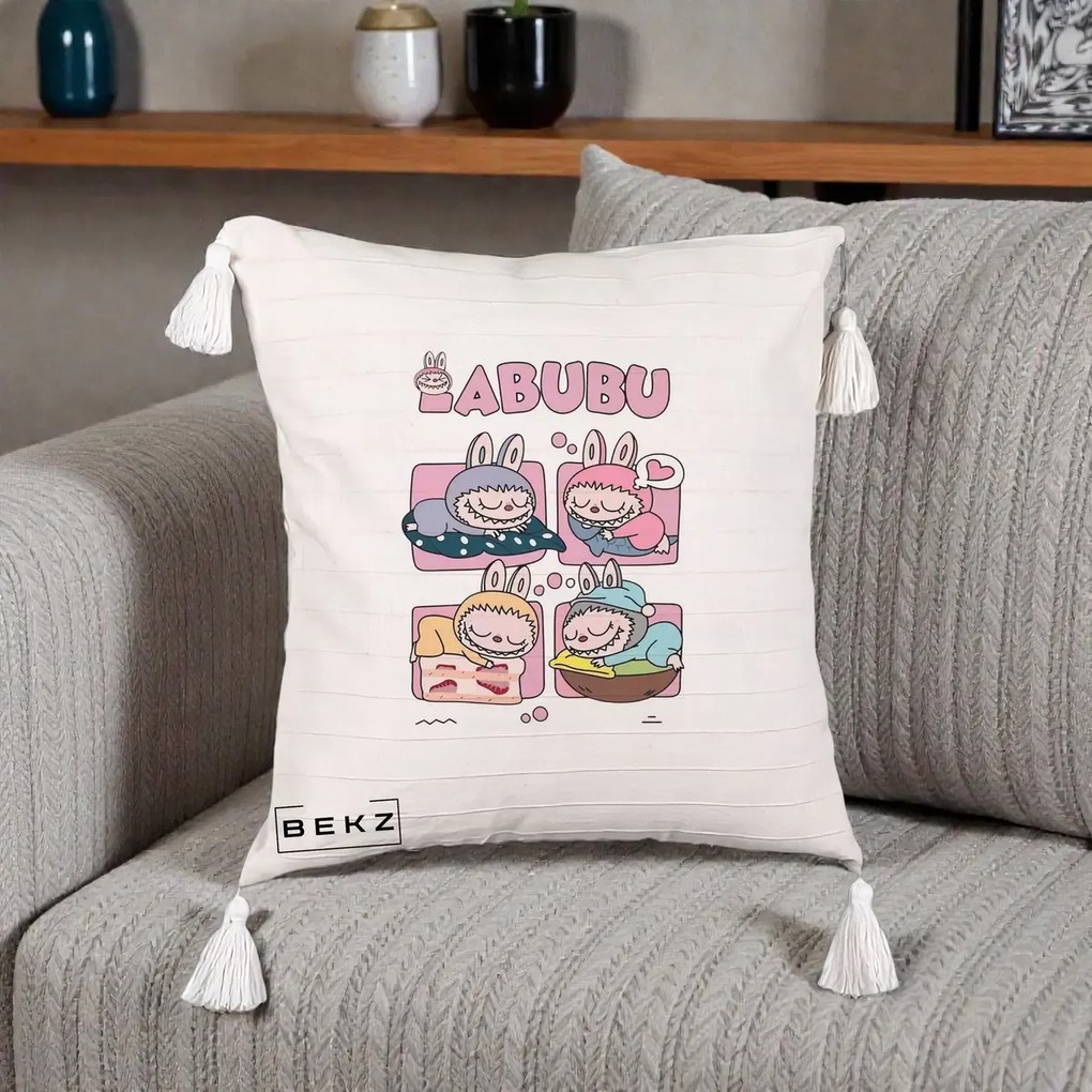 Perna Personalizata Labubu Sleeping Quad Grid, 40x40 cm, Bej cu Franjuri, Husa Detasabila, Perna Inclusa, BEKZ®