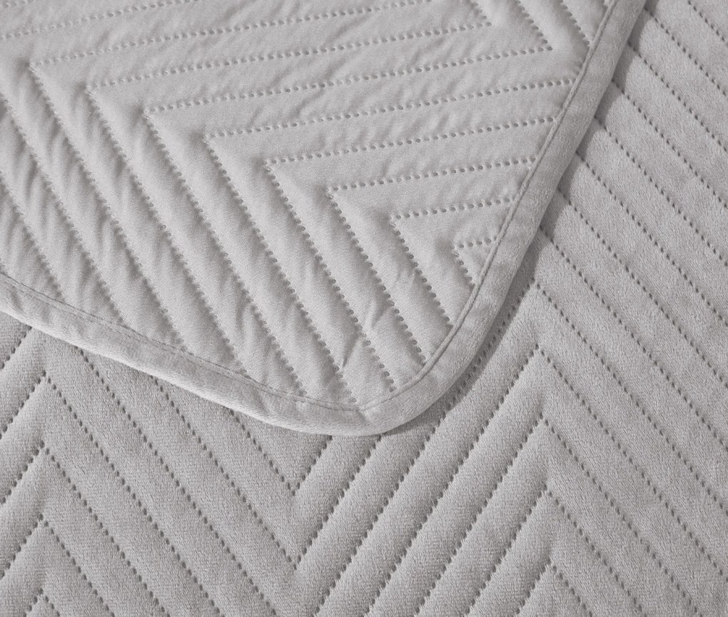 Cuvertur de pat din catifea gri deschis cu model ARROW VELVET Dimensiuni: 220 x 240 cm