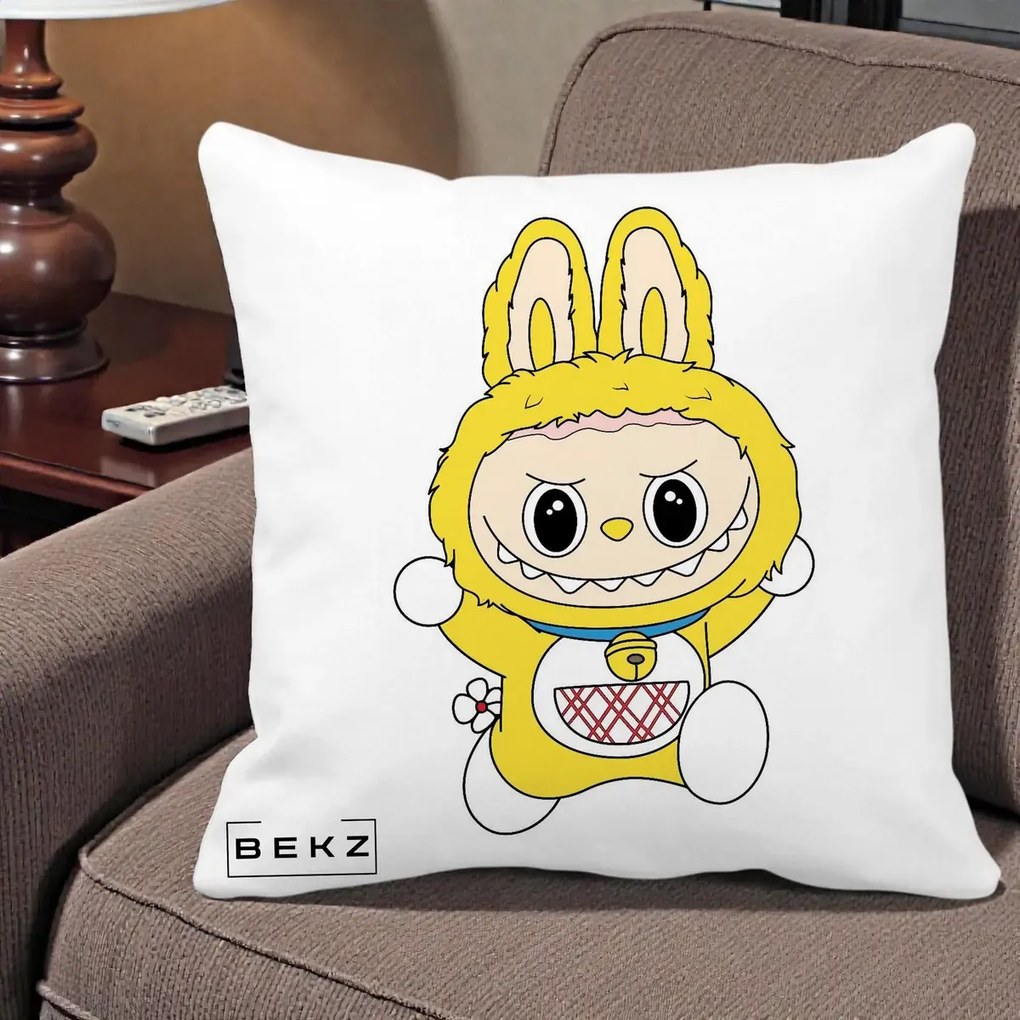 Perna Personalizata Labubu Galben Doraemon, 40x40 cm, Alba Mata, Husa Detasabila, Perna Inclusa, BEKZ®