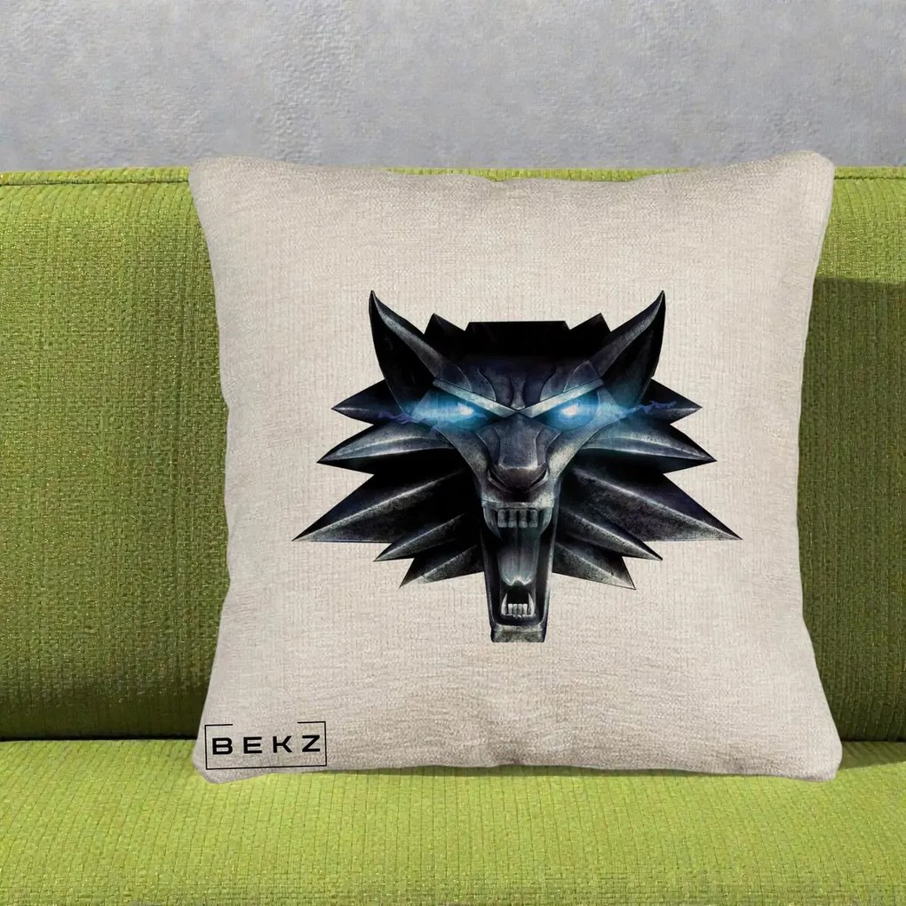 Perna Decorativa The Witcher Wolf Head, 40x40 cm, Bej Canapea, Husa Detasabila, Perna Inclusa, BEKZ®