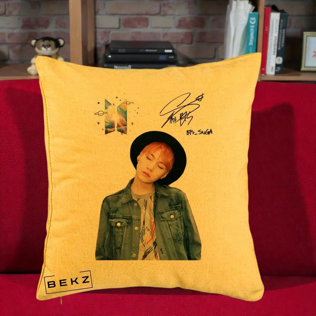 Perna Personalizata K-pop BTS Suga par Portocaliu Palarie Autograf, 40x40 cm, Galben, Husa Detasabila, Perna Inclusa, BEKZ®