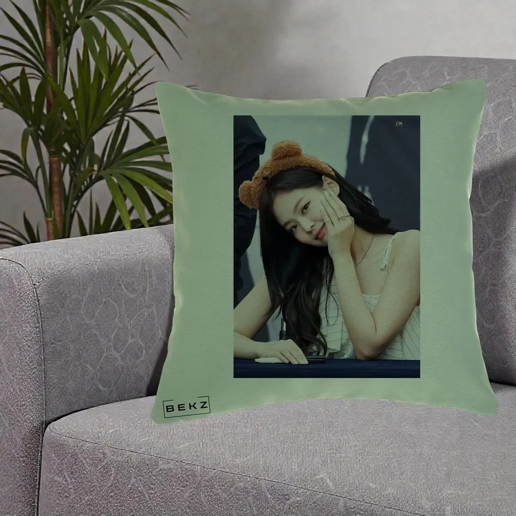 Perna Personalizata K-pop BLACKPINK Jennie Cute cu Diadema Ursulet, 40x40 cm, Verde, Husa Detasabila, Perna Inclusa, BEKZ®