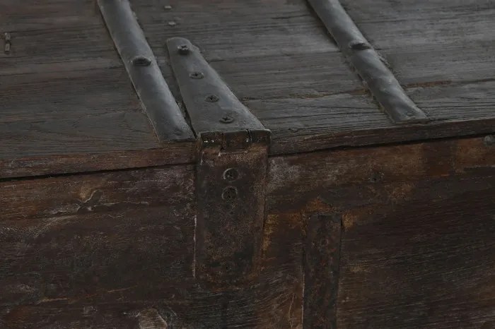 Cufăr vintage din lemn de tec, maro, cu plăci decorative din metal și două zăvoare, finisaj patinat, 98 x 137 x 44 cm, „Trunk”