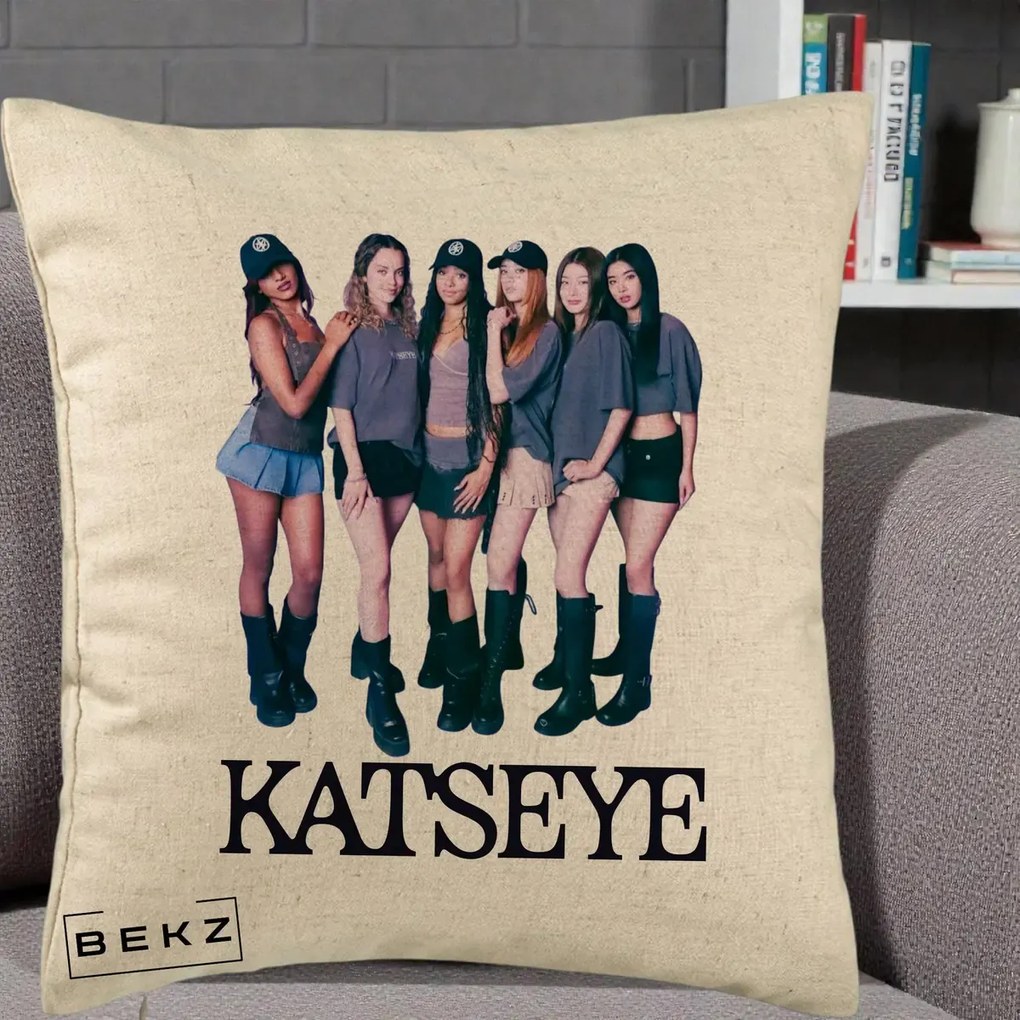 Perna Personalizata K-pop KATSEYE Grup Foto Tinute Gri, 40x40 cm, Bej, Husa Detasabila, Perna Inclusa, BEKZ®