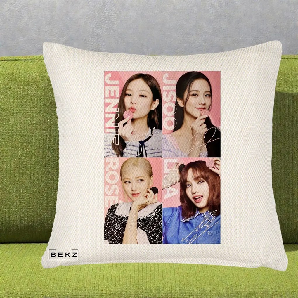 Perna personalizata K-pop BLACKPINK Colaj 4 Portrete cu Semnaturi, 45x45 cm cu Umplutura, Crem Reliefat, BEKZ