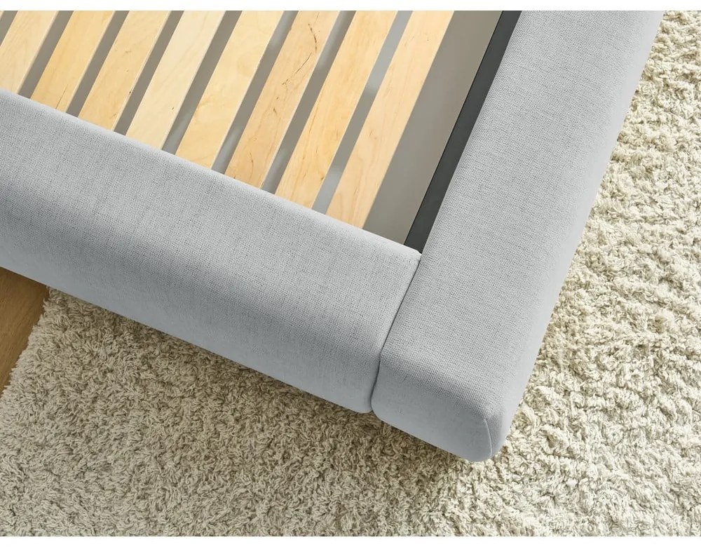 Pat matrimonial gri deschis tapițat cu spațiu de depozitare și somieră 180x200 cm Jagna – Bobochic Paris