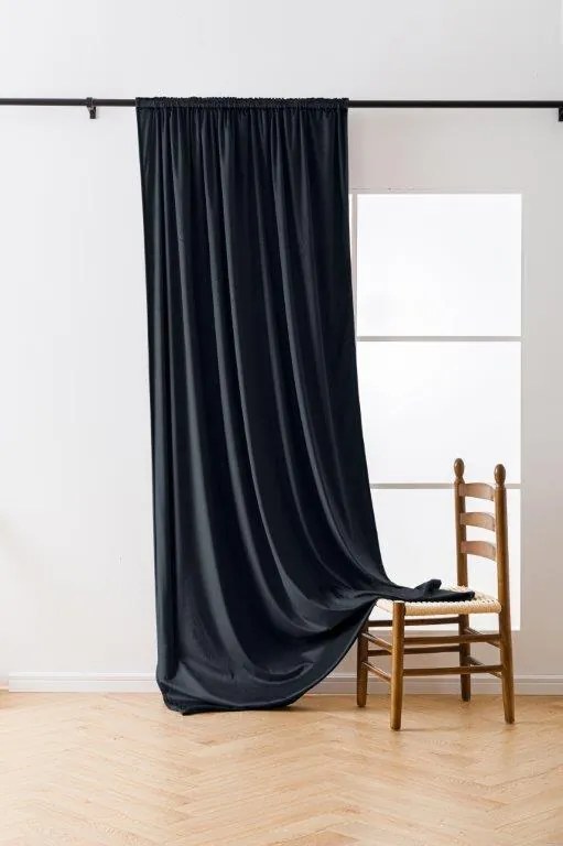 Draperie opaca neagra VELVET 135x250 cm Agățat: Inele metalice