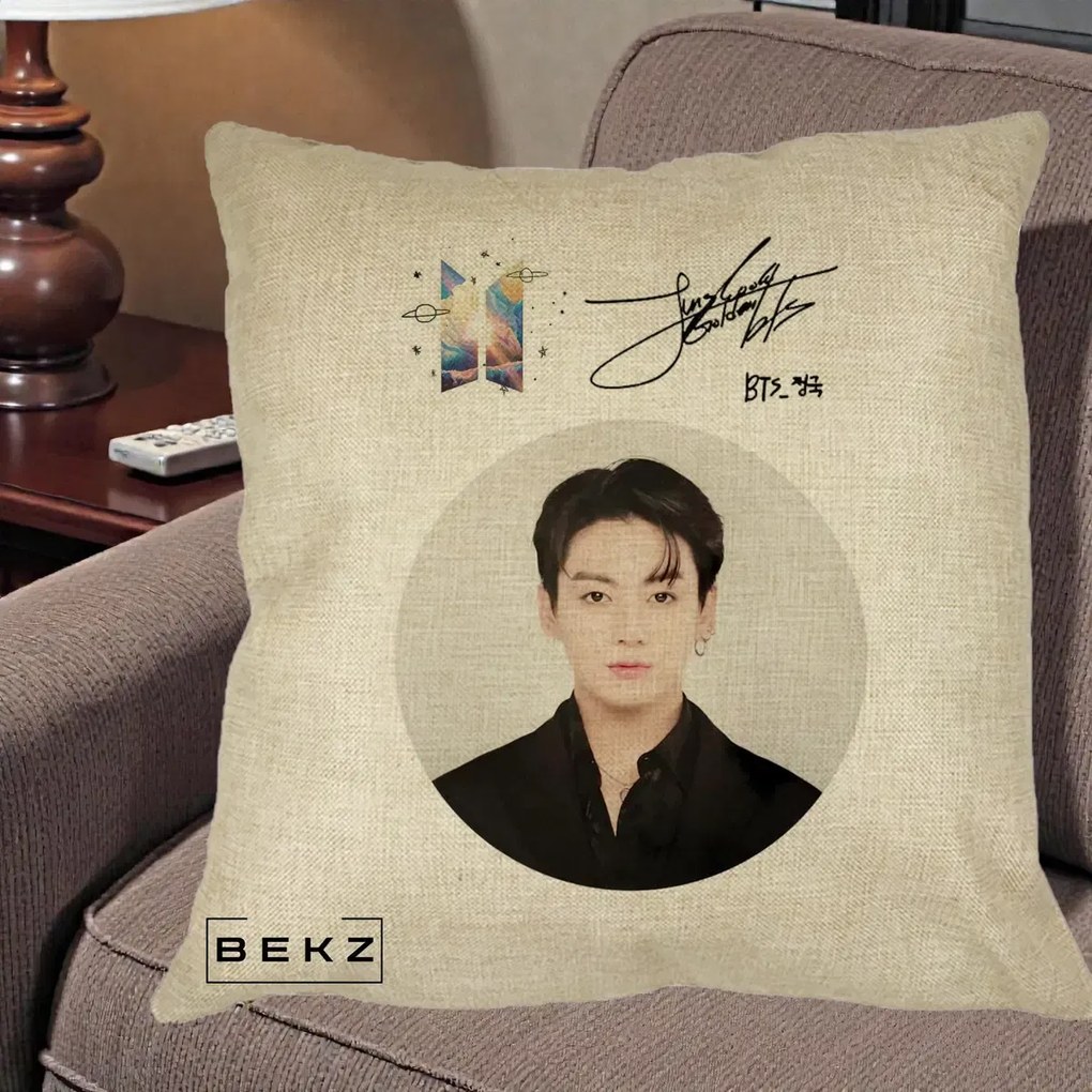 Perna Personalizata K-pop BTS Jungkook Portret cu Autograf, 40x40 cm, Crem, Husa Detasabila, Perna Inclusa, BEKZ®