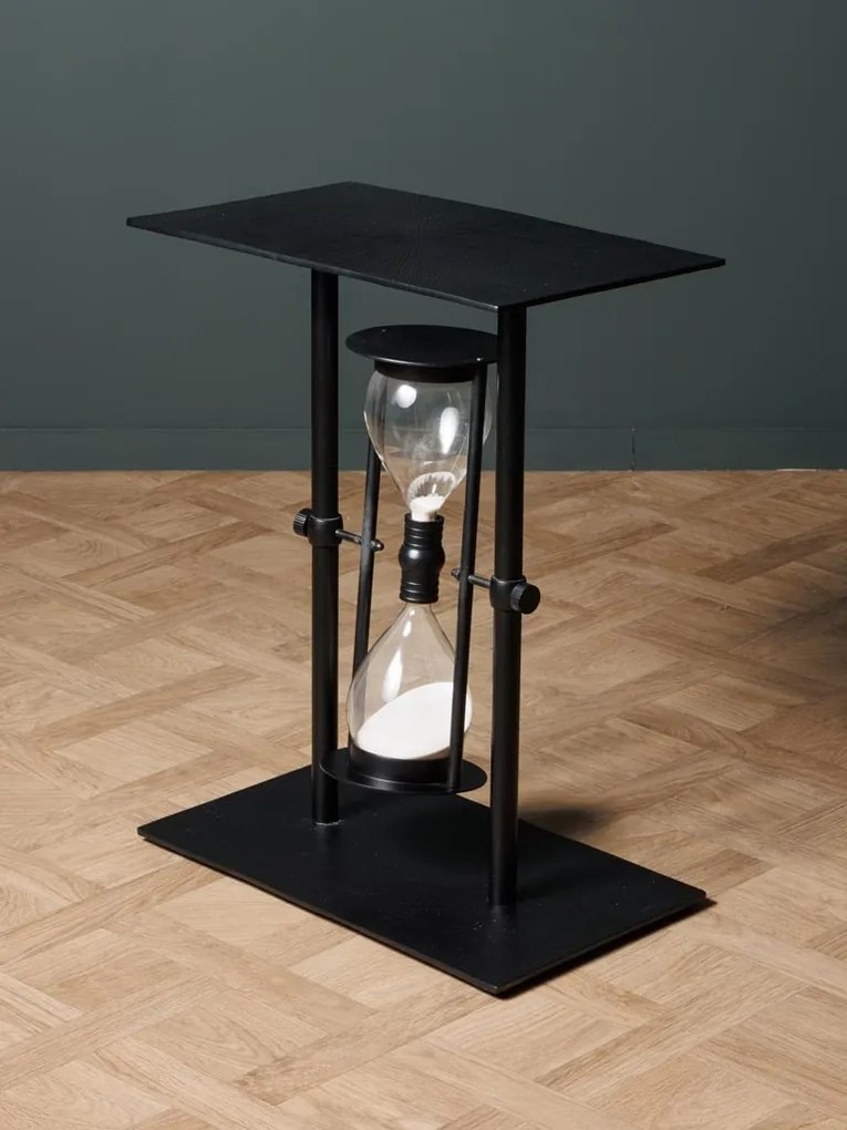 Măsuță laterală îngustă din metal, negru, cu clepsidră din sticlă pe pivot, 60 x 50 x 30 cm, „Time traveler”