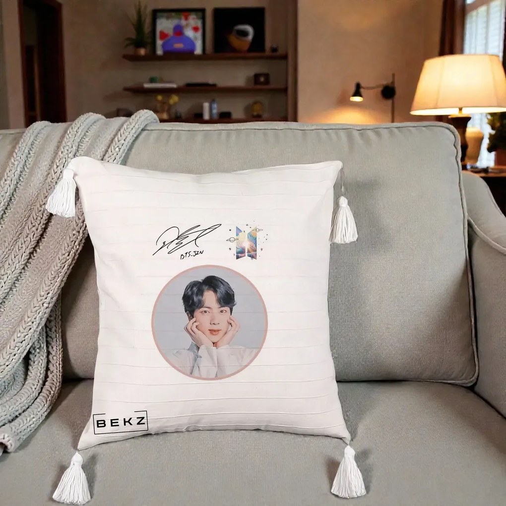 Perna Personalizata K-pop BTS Jin Portret cu Autograf, 40x40 cm, Bej cu Franjuri, Husa Detasabila, Perna Inclusa, BEKZ®