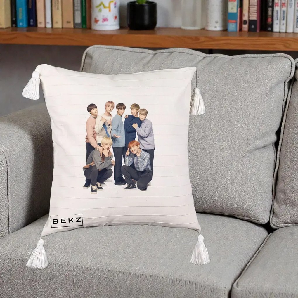 Perna Personalizata K-pop BTS Foto Grup In Picioare Tricoturi, 40x40 cm, Bej cu Franjuri, Husa Detasabila, Perna Inclusa, BEKZ®