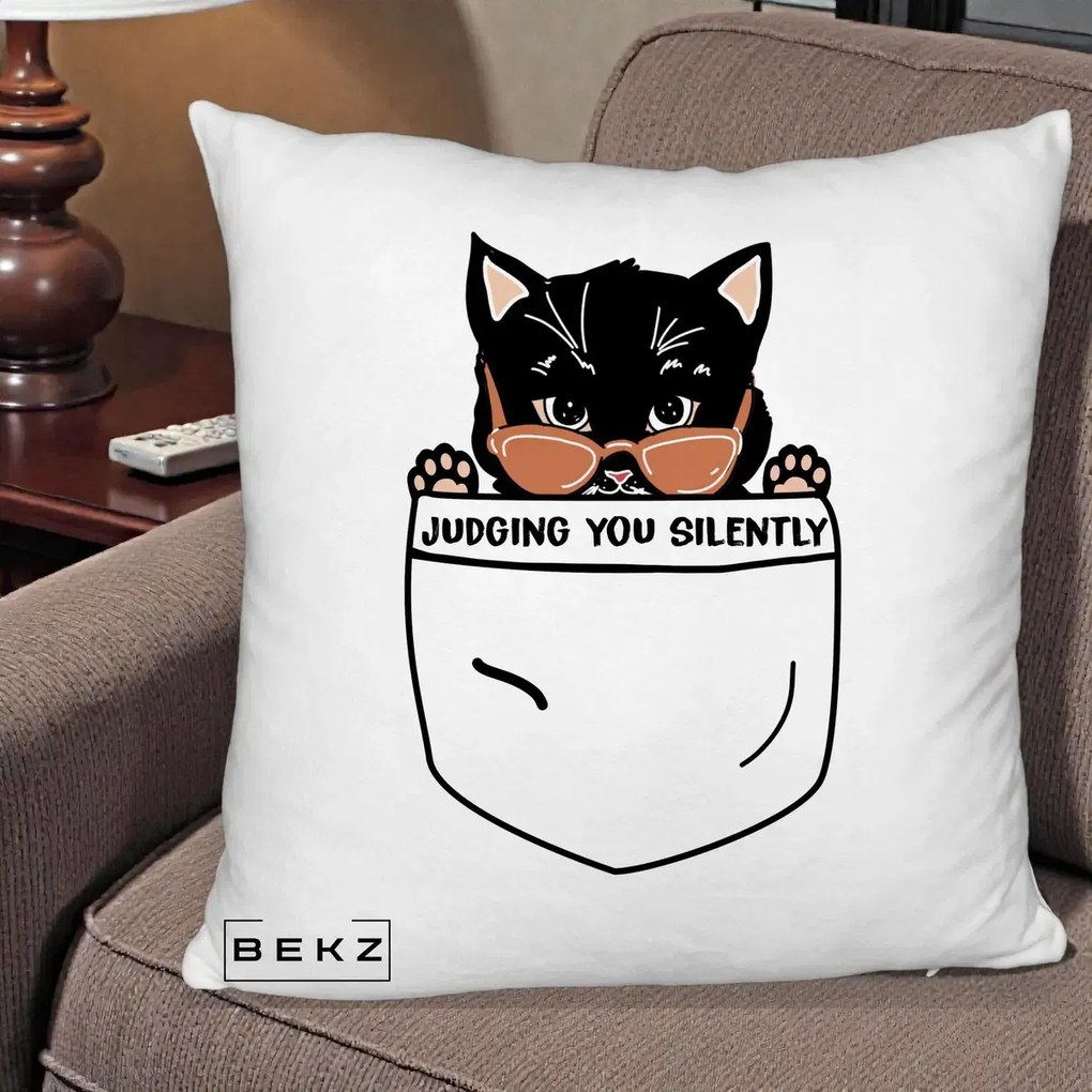 Perna Decorativa Judging You Silently Pisica Buzunar, 40x40 cm, Alb Pufos, Husa Detasabila, Perna Inclusa, BEKZ®