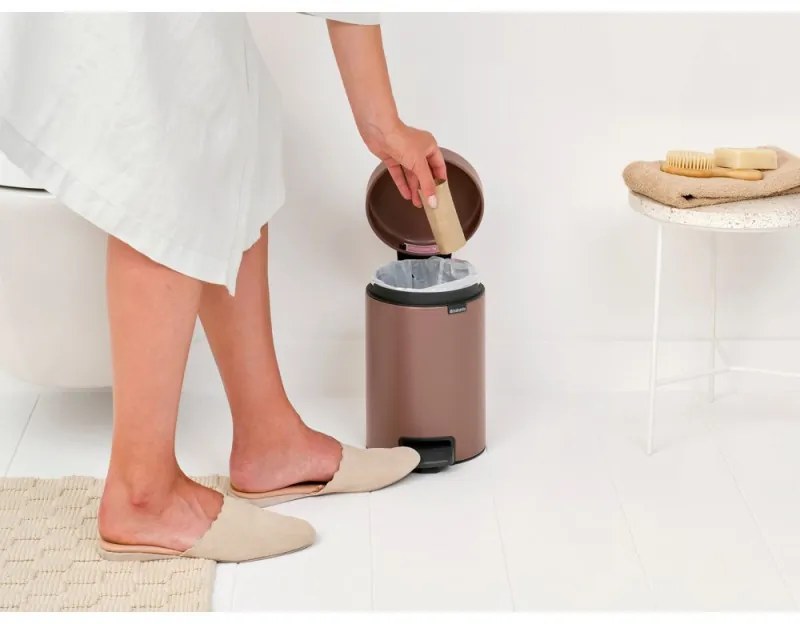 Cos de gunoi cu pedala Brabantia NewIcon 1008837, 3 L, Inchidere lina, Baza antiderapanta, Finisaj satinat, Maro