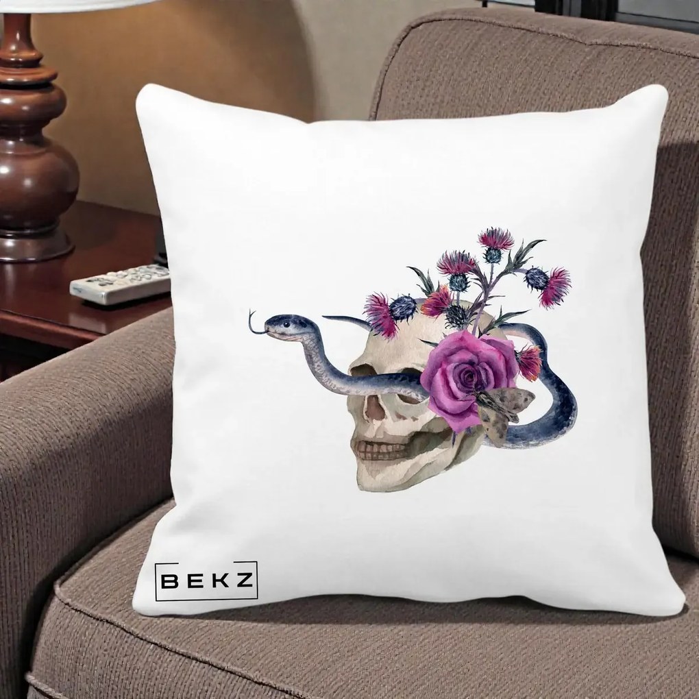 Perna Decorativa Craniu cu Sarpe si Trandafiri Gothic, 40x40 cm, Alba Mata, Husa Detasabila, Perna Inclusa, BEKZ®