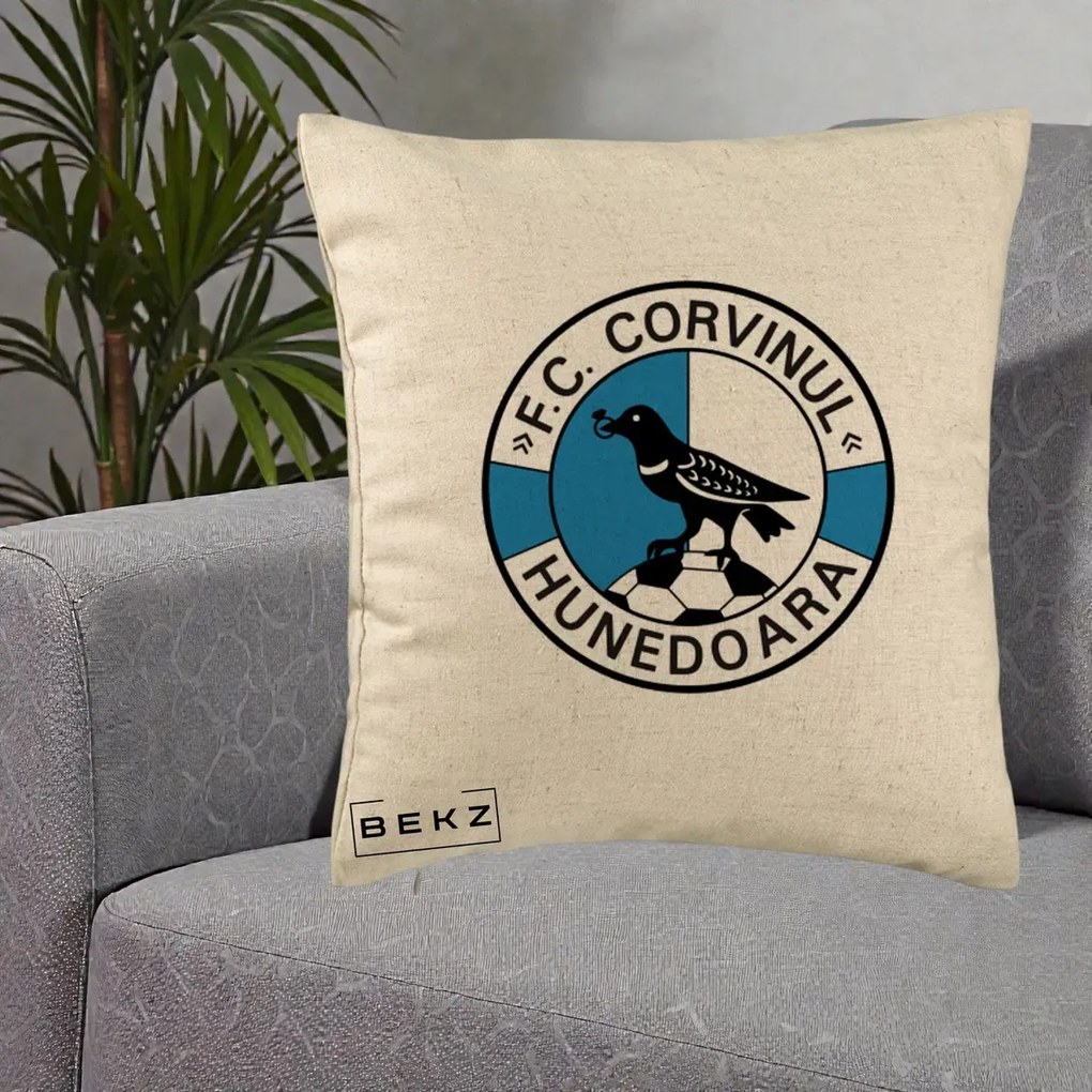Perna Personalizata FC Corvinul Hunedoara Fotbal, 40x40 cm, Bej, Husa Detasabila, Perna Inclusa, BEKZ®