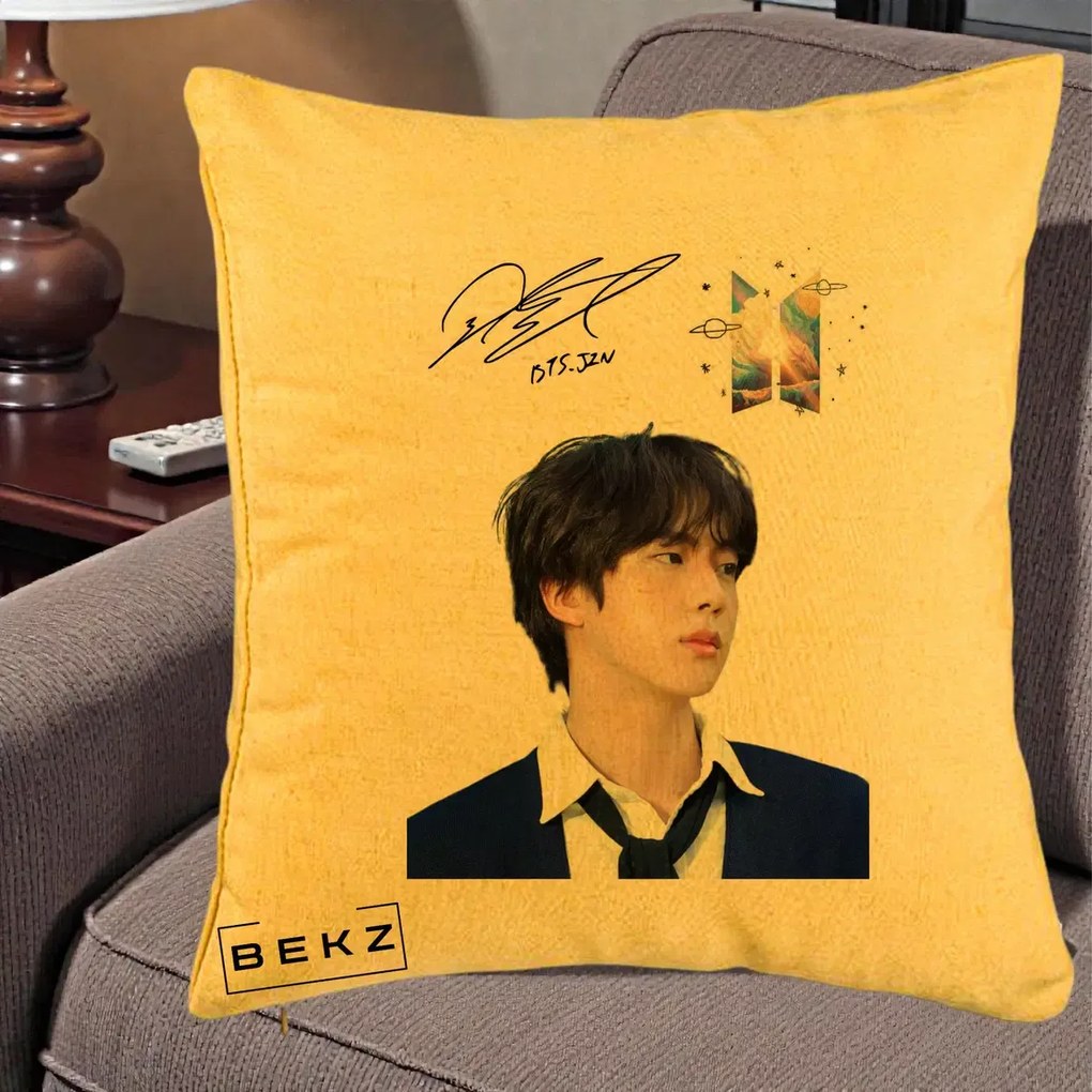 Perna Personalizata K-pop BTS Jin Portret Tinuta Albastra Autograf, 40x40 cm, Galben, Husa Detasabila, Perna Inclusa, BEKZ®