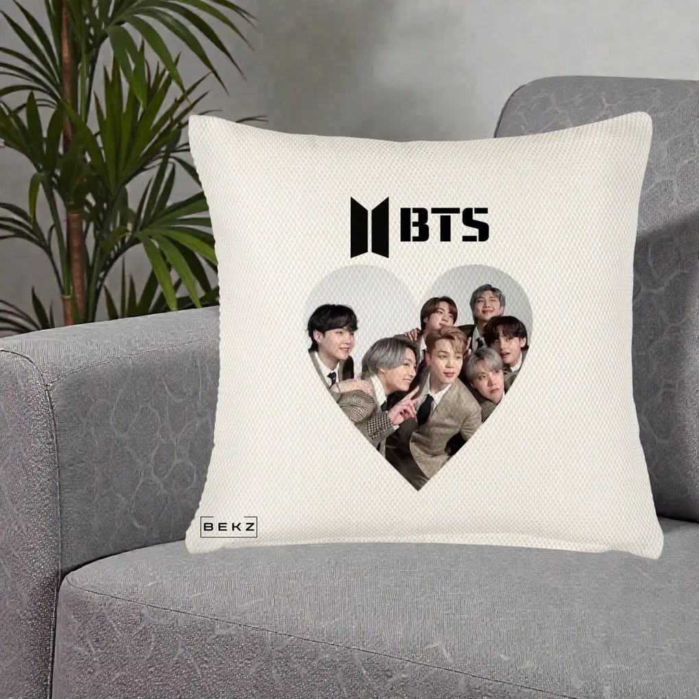 Perna Personalizata K-pop BTS Grup Fotografie in Inima, 40x40 cm, Crem Reliefat, Husa Detasabila, Perna Inclusa, BEKZ®