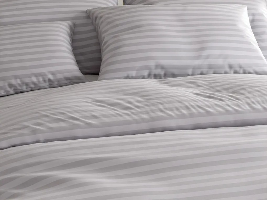 Lenjerie de pat hoteliera din microfibra JASMINE gri deschis - dungi 2 cm Dimensiunile lenjeriei: 70 x 90 cm | 140 x 200 cm
