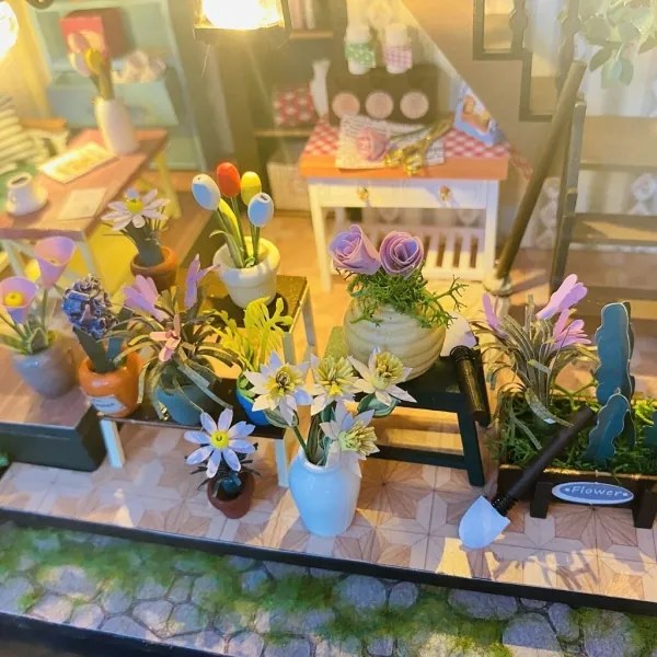 Casă miniaturală 2Kids Toys Casa cu flori a lui Darcy 2xAAA