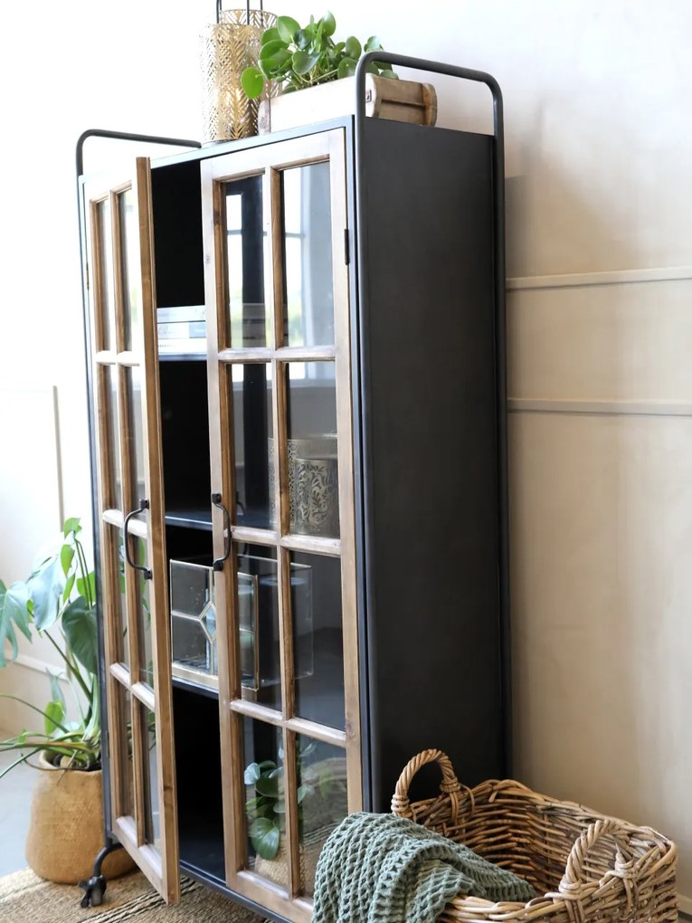 Vitrină industrială din lemn de pin natur și metal negru, cu 2 uși vitrate, 3 rafturi și roți, finisaj natural, 156 x 80 x 34 cm, „Calibre”