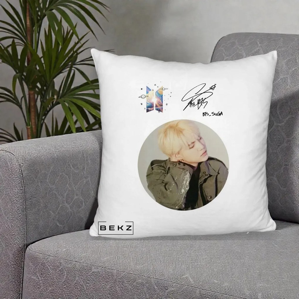 Perna Personalizata K-pop BTS Suga Portret cu Autograf, 40x40 cm, Alb Pufos, Husa Detasabila, Perna Inclusa, BEKZ®