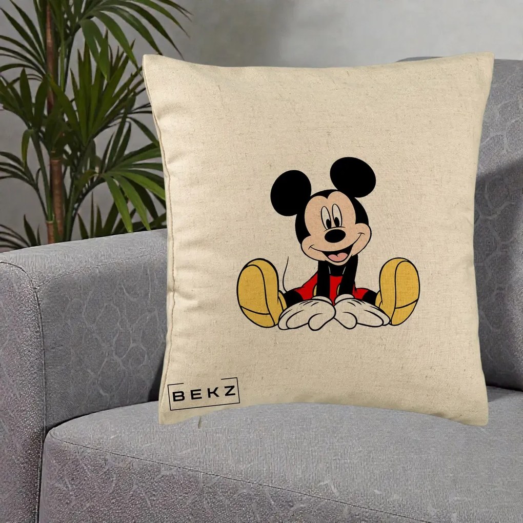 Perna Personalizata Mickey Mouse Relaxat, 40x40 cm, Bej, Husa Detasabila, Perna Inclusa, BEKZ®