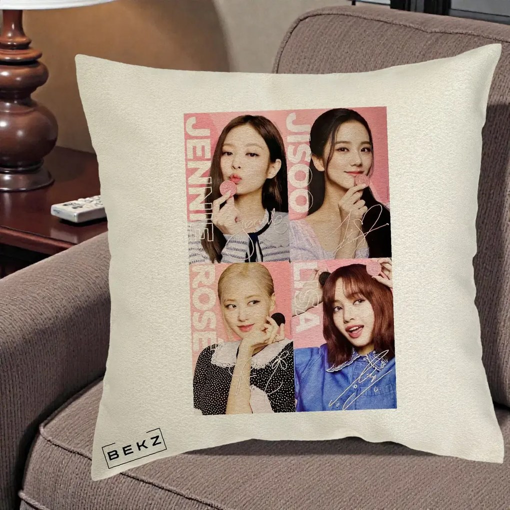 Perna Personalizata K-pop BLACKPINK Colaj 4 Portrete cu Semnature, 40x40 cm, Ecru, Husa Detasabila, Perna Inclusa, BEKZ®