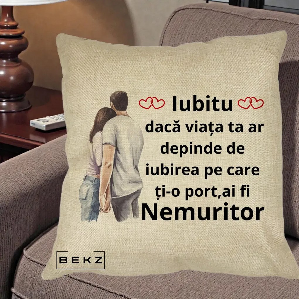 Cadou pentru Iubita - Perna Personalizata Iubitu Nemuritor cu Cuplu Acuarela si Inimi Rosii, 40x40 cm, Crem, Husa Detasabila, Perna Inclusa, BEKZ®