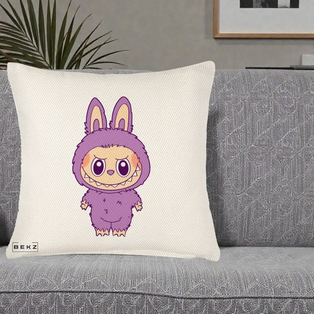 Perna Personalizata Labubu Violet Solo, 40x40 cm, Crem Reliefat, Husa Detasabila, Perna Inclusa, BEKZ®