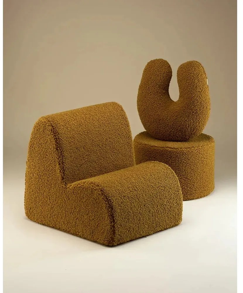 Pernă decorativă pentru copii maro cu tapițerie din țesătură bouclé U – Wigiwama