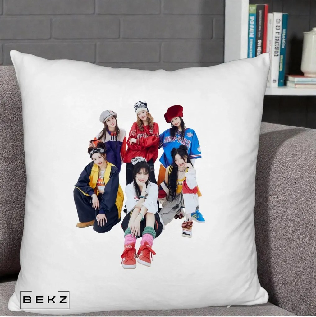 Perna Personalizata Grup K-pop Fete Streetwear Foto, 40x40 cm, Alb Pufos, Husa Detasabila, Perna Inclusa, BEKZ®