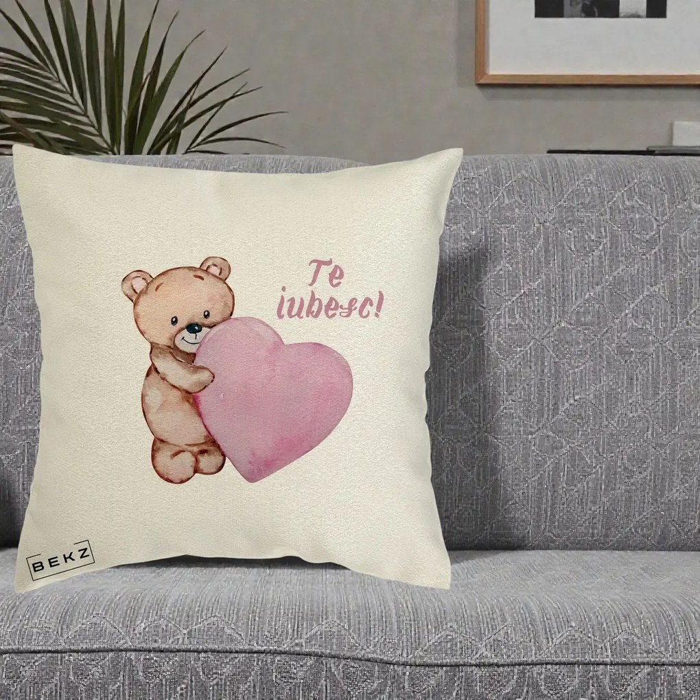 Cadou Romantic - Perna Personalizata Te Iubesc Ursulet cu Inima Roz Acuarela, 40x40 cm, Ecru, Husa Detasabila, Perna Inclusa, BEKZ®
