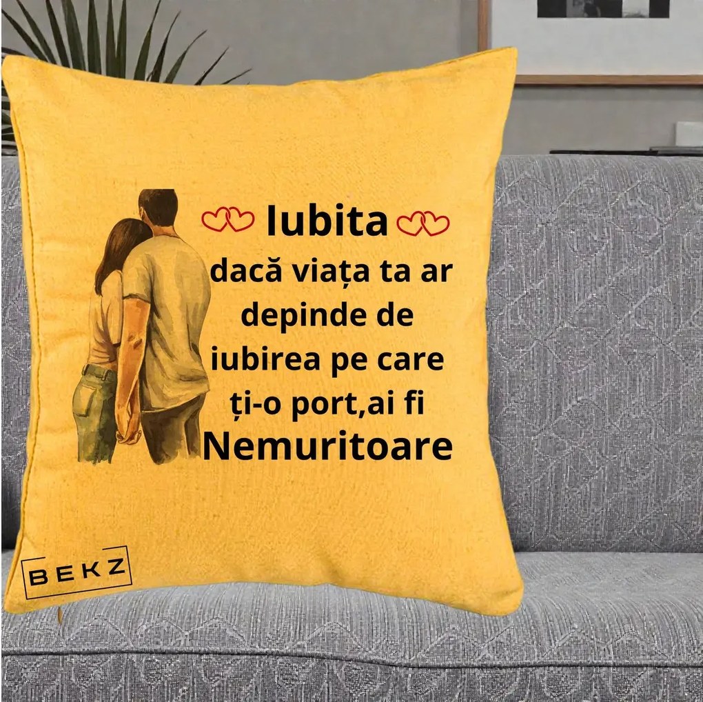 Cadou pentru Iubita - Perna Personalizata Iubita Nemuritoare cu Cuplu Acuarela Roz si Inimi, 40x40 cm, Galben, Husa Detasabila, Perna Inclusa, BEKZ®