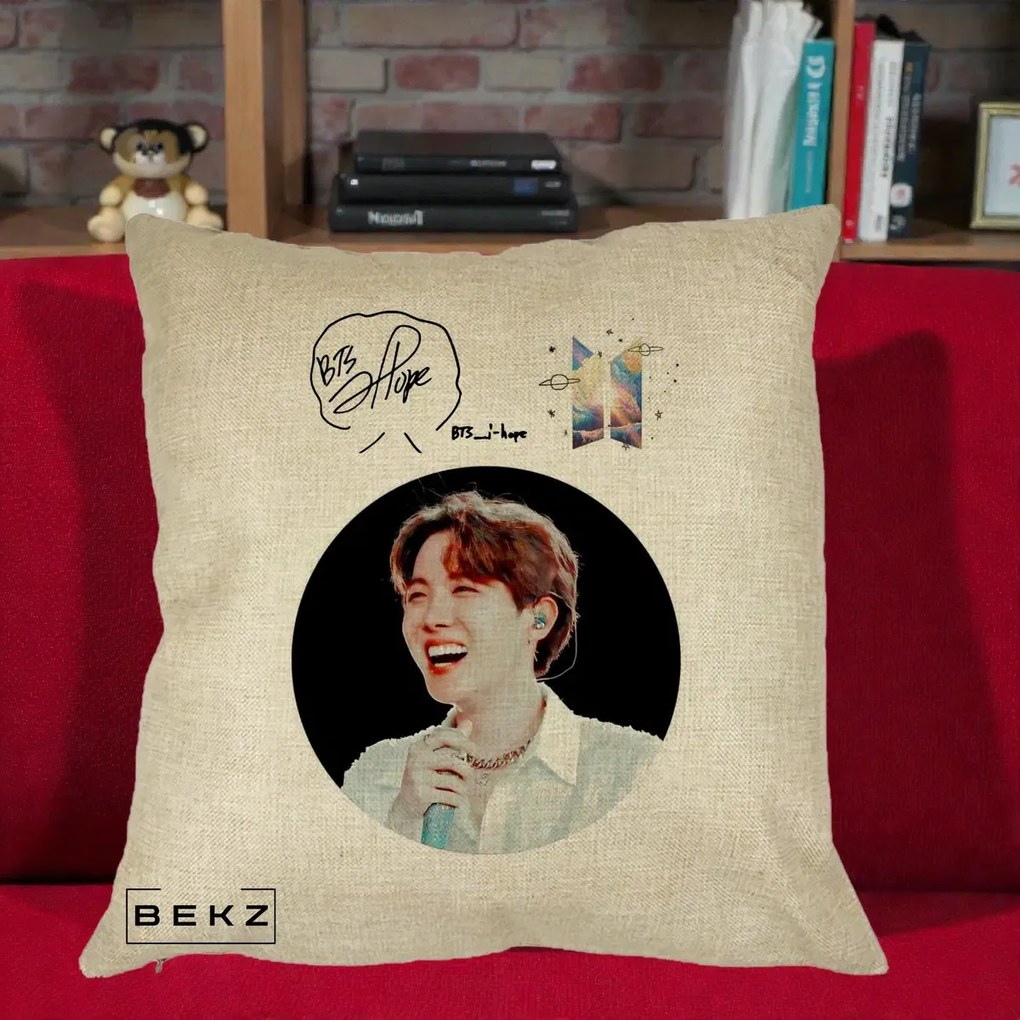 Perna Personalizata K-pop BTS J-Hope Portret cu Autograf, 40x40 cm, Crem, Husa Detasabila, Perna Inclusa, BEKZ®