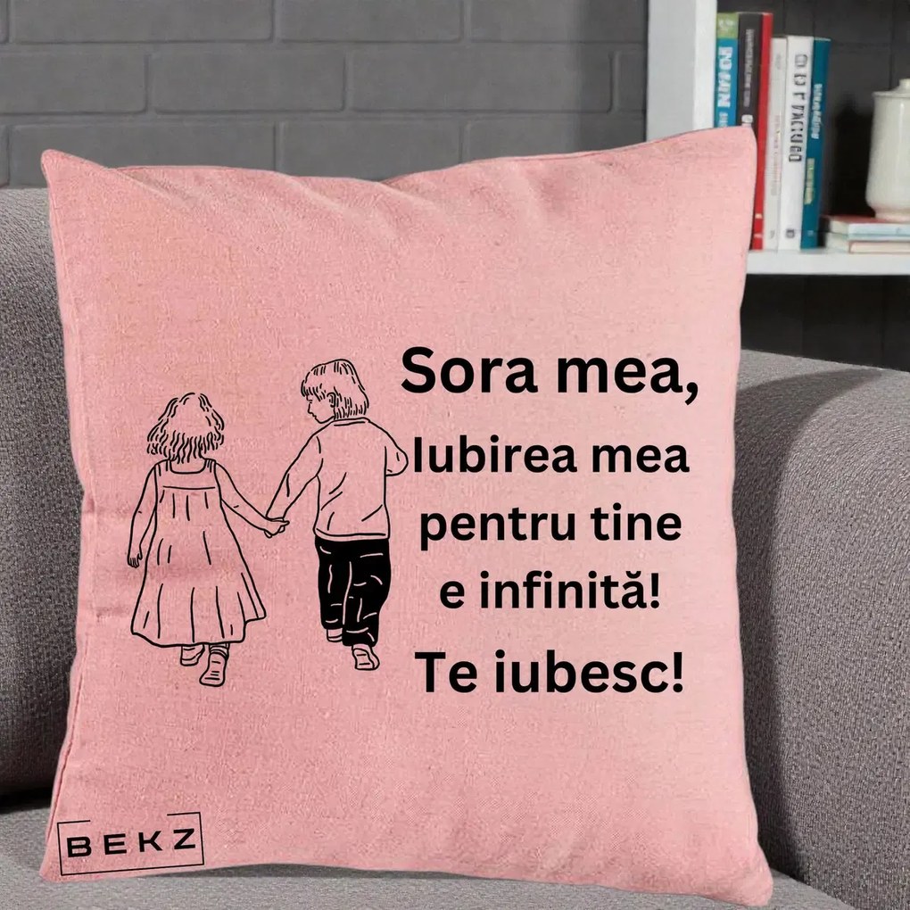 Cadou pentru Sora - Perna Personalizata Sora Mea Te Iubesc Copii Tinand Maini din Spate, 40x40 cm, Roz, Husa Detasabila, Perna Inclusa, BEKZ®