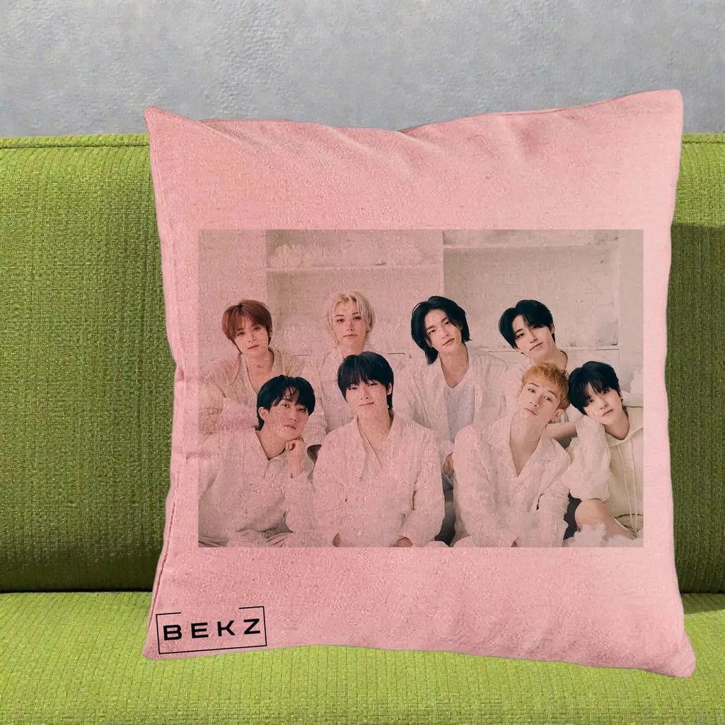 Perna Personalizata K-pop Stray Kids Foto Grup Alb All-White cu 8 Membrii, 40x40 cm, Roz, Husa Detasabila, Perna Inclusa, BEKZ®