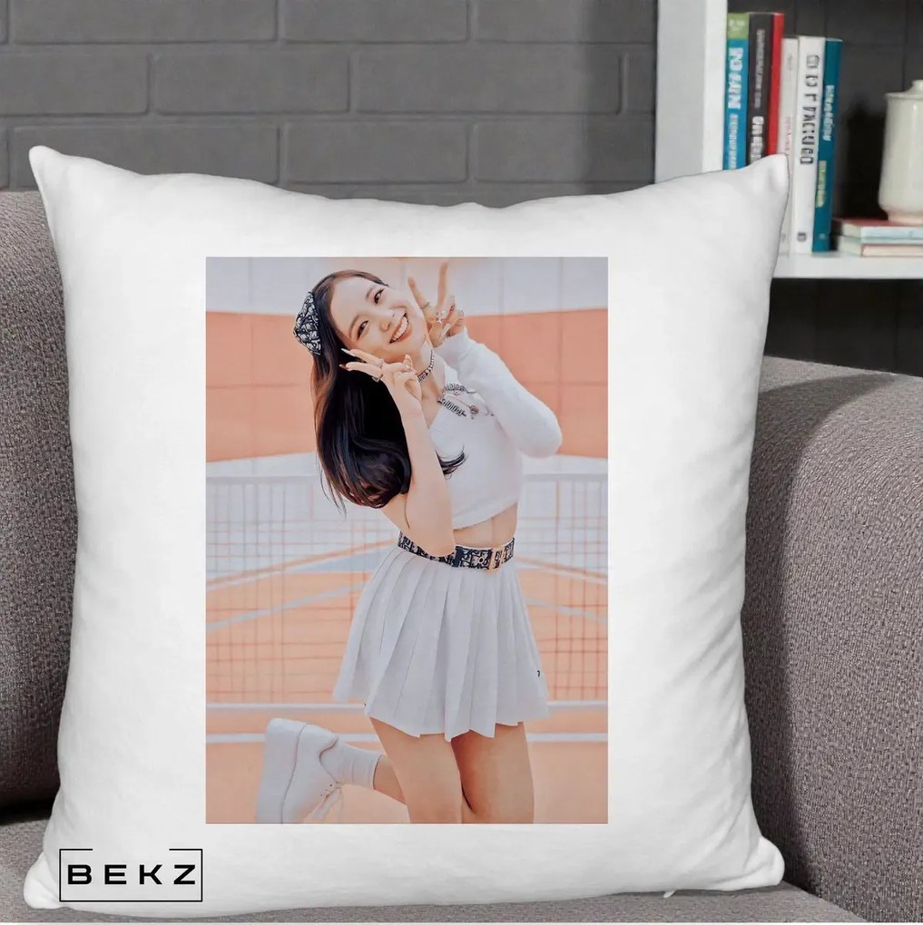 Perna Personalizata K-pop BLACKPINK Nayeon/Jisoo Tenis Alb, 40x40 cm, Alb Pufos, Husa Detasabila, Perna Inclusa, BEKZ®