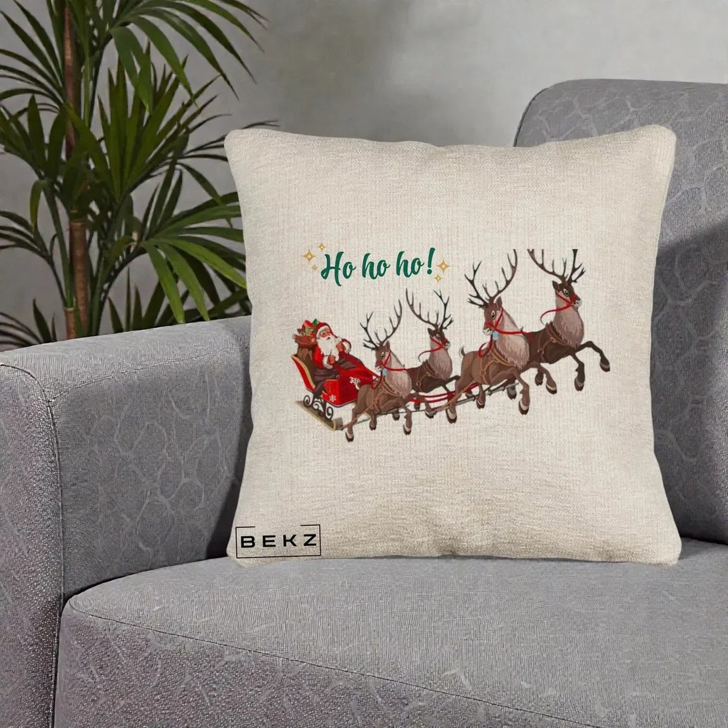 Perna Decorativa Ho Ho Ho Mos Craciun cu Sanie si Reni, 40x40 cm, Bej Canapea, Husa Detasabila, Perna Inclusa, BEKZ®
