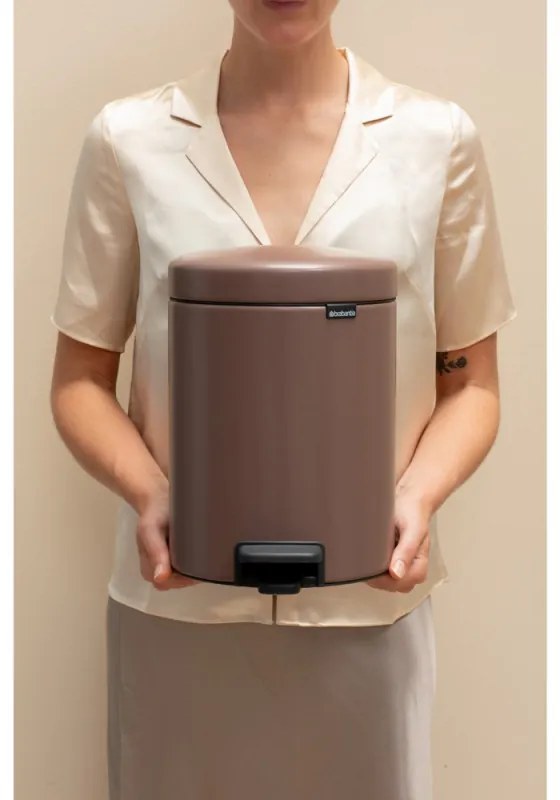 Cos de gunoi cu pedala Brabantia NewIcon 1008841, 5 L, Inchidere lina, Baza antiderapanta, Finisaj satinat, Maro