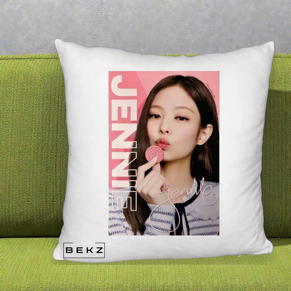 Perna Personalizata K-pop BLACKPINK Jennie cu Semnatura si Fond Roz, 40x40 cm, Alb Pufos, Husa Detasabila, Perna Inclusa, BEKZ®
