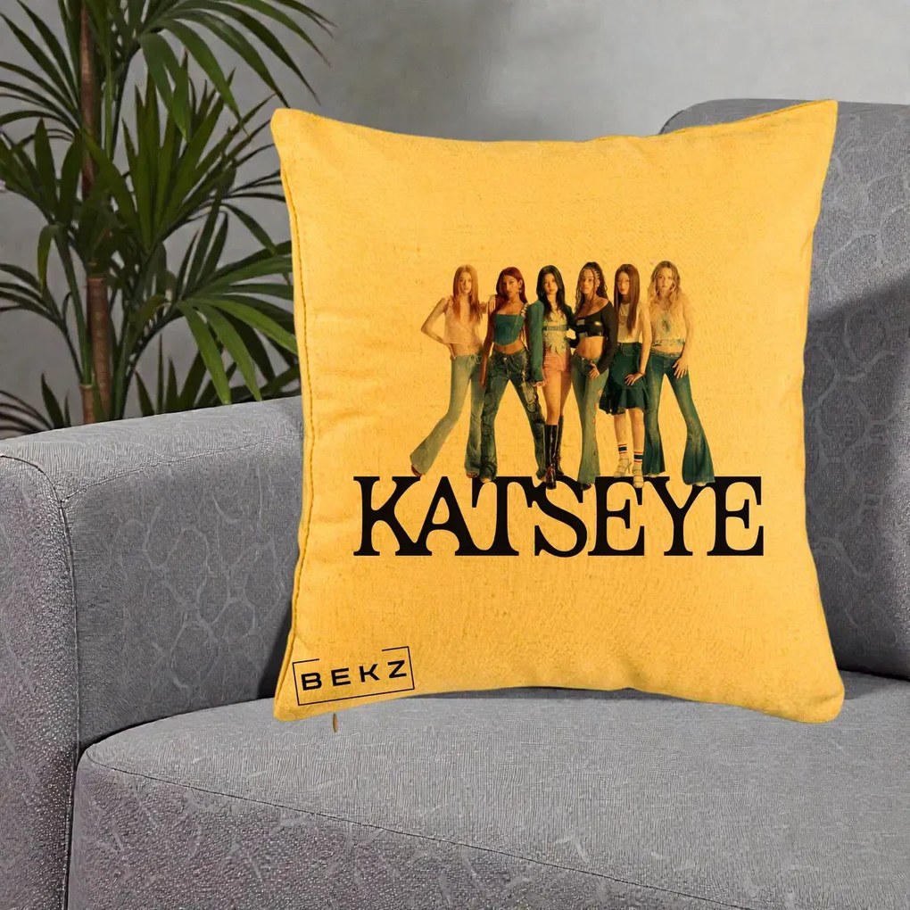 Perna Personalizata K-pop KATSEYE Foto Grup Blugi, 40x40 cm, Galben, Husa Detasabila, Perna Inclusa, BEKZ®