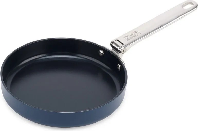 Tigaie adâncă Joseph Joseph Space 45041, 24 cm, mâner pliabil, acoperire ceramică, se poate folosi la cuptor până la 232 °C, compatibilă cu plitele cu inducție, albastră