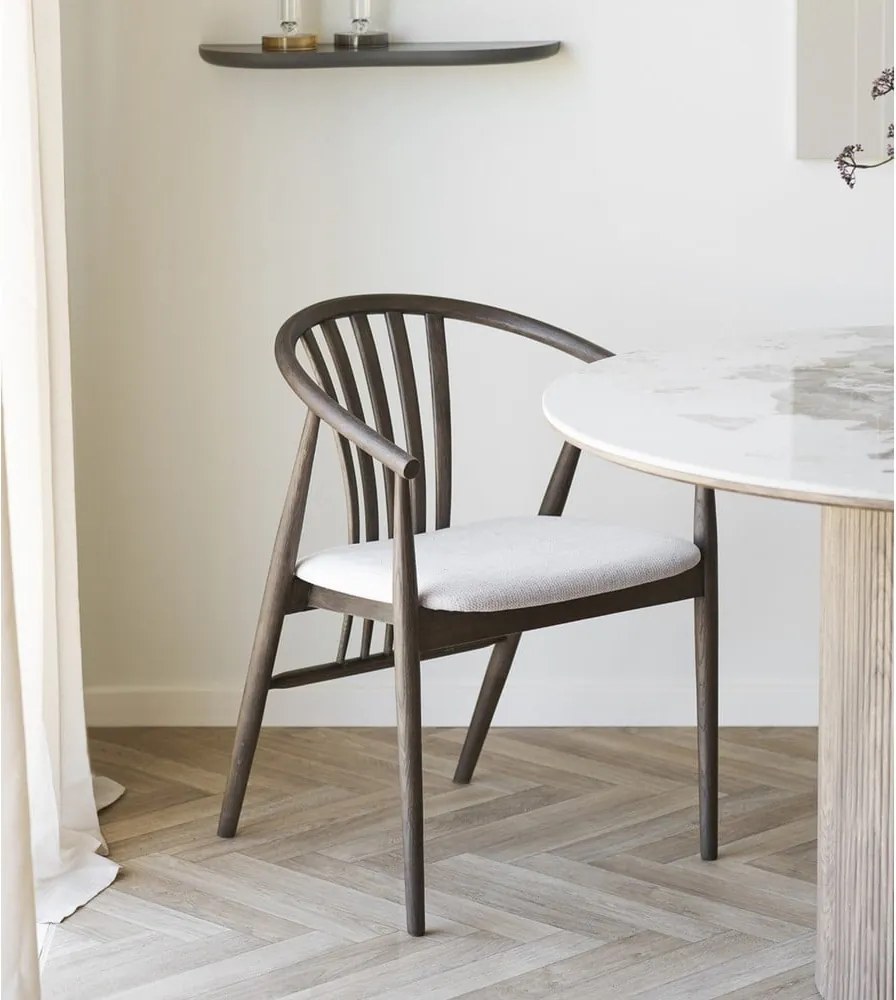 Scaun de dining maro închis cu cotiere din lemn de stejar Agustin – House Nordic