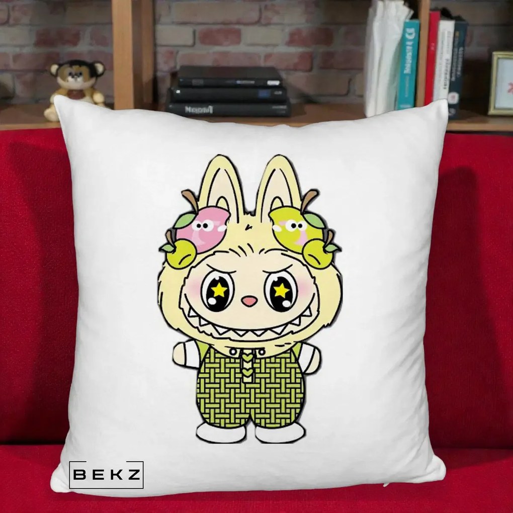 Perna Personalizata Labubu Galben cu Mere si Salopeta, 40x40 cm, Alb Pufos, Husa Detasabila, Perna Inclusa, BEKZ®