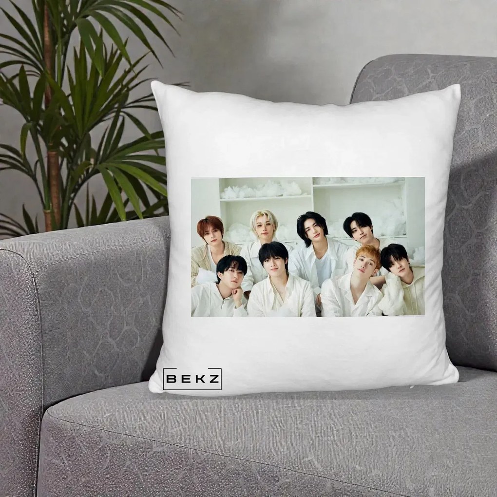 Perna Personalizata K-pop Stray Kids Foto Grup All-White Landscape, 40x40 cm, Alb Pufos, Husa Detasabila, Perna Inclusa, BEKZ®