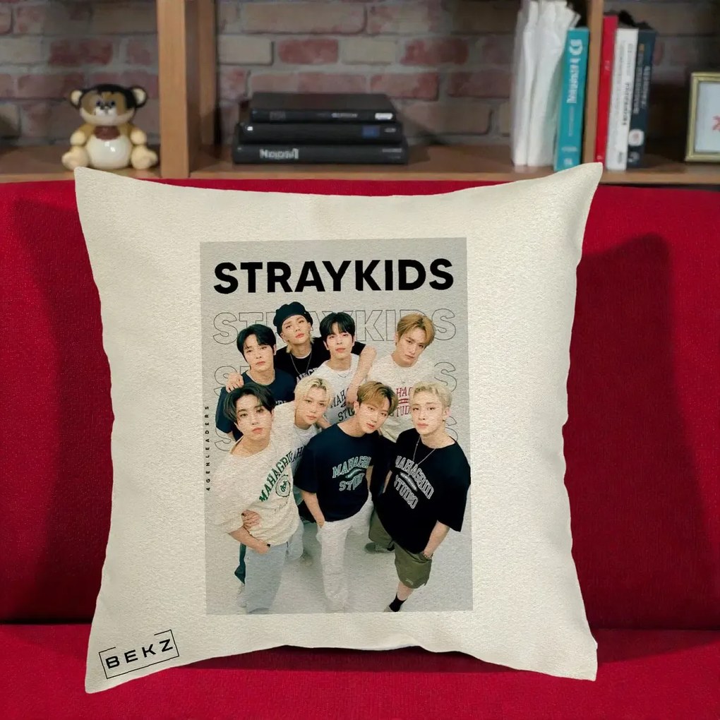 Perna Personalizata K-pop Stray Kids STRAYKIDS Alb-Negru cu Foto Grup, 40x40 cm, Ecru, Husa Detasabila, Perna Inclusa, BEKZ®